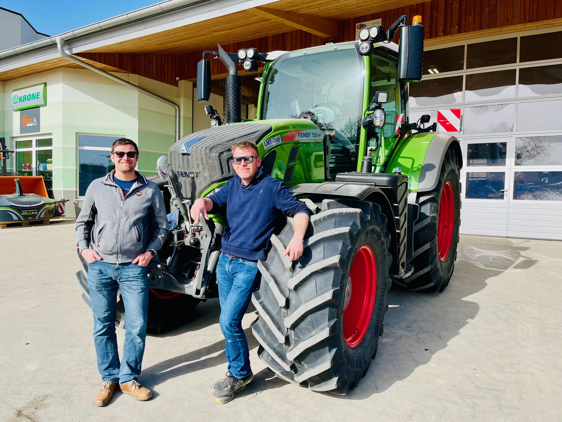 Denis Smidek und Alexander Hahn vor ihrem Fendt-Traktor